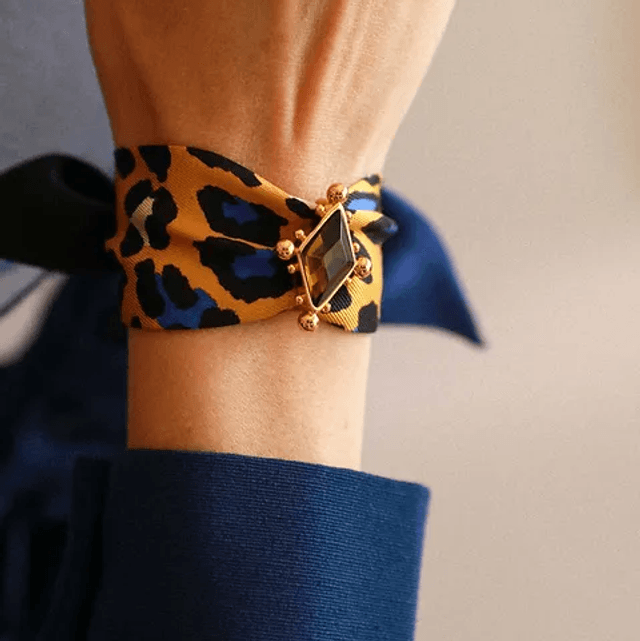 Bracelet en soie avec ornement 