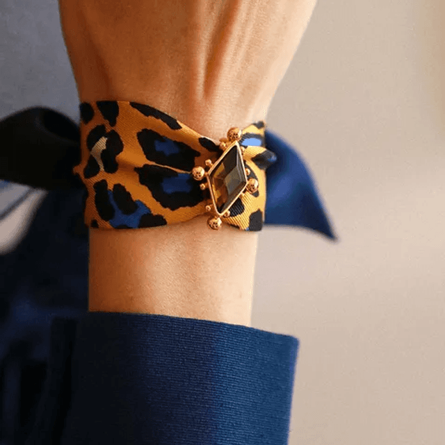 Bracelet en soie avec ornement 